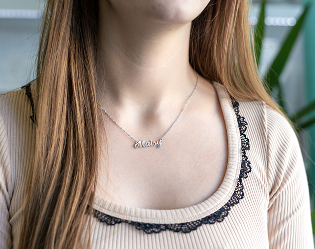 egyedi-neves-nyaklancok-ajandekba